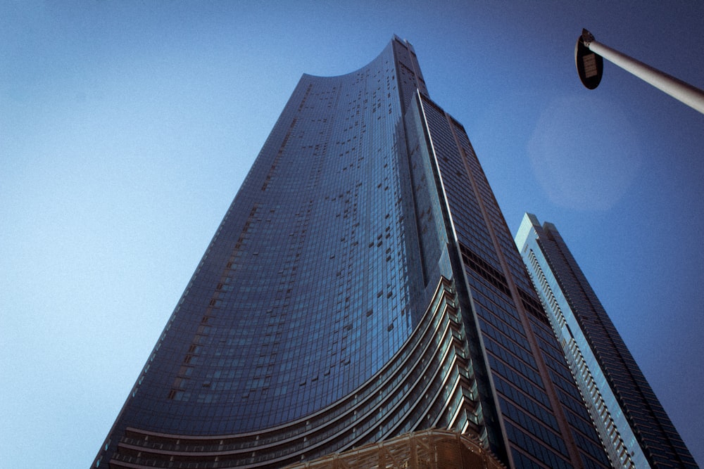 a very tall building with a traffic light in front of it