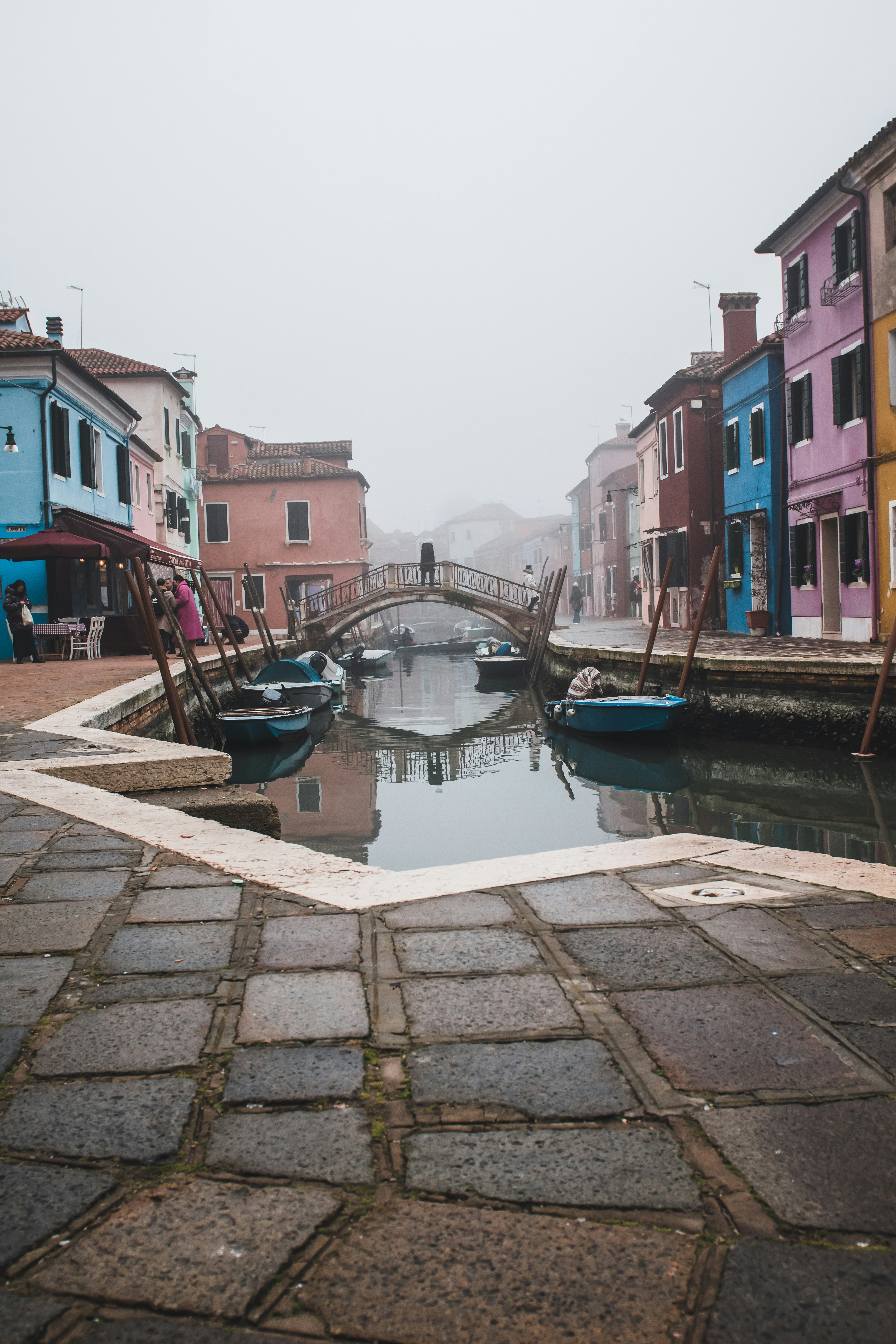 도시 한복판에 여러 척의 배가 있는 운하