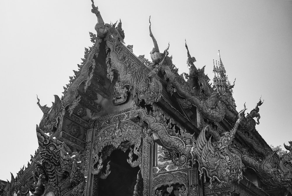 a black and white photo of a building