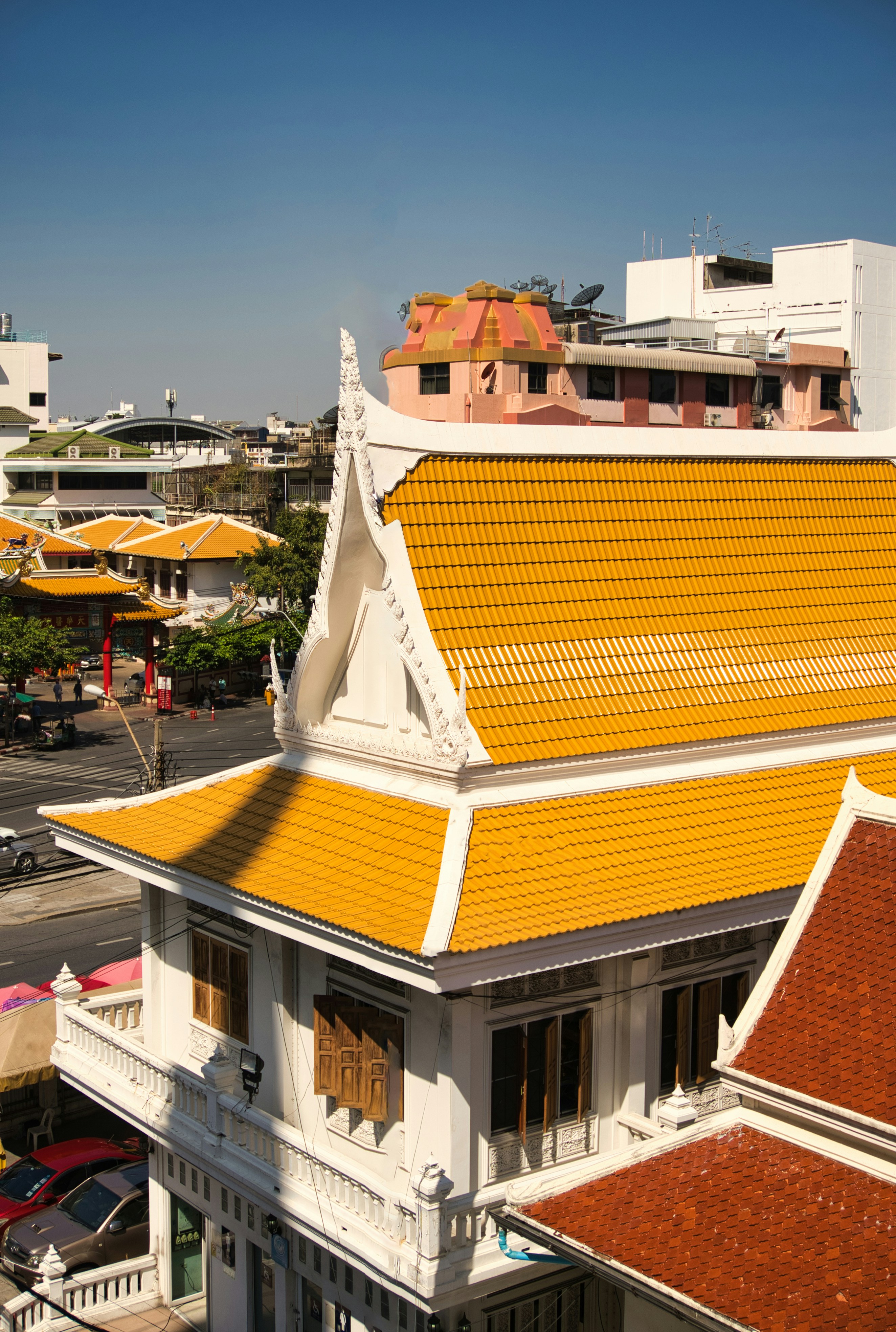 노란 지붕과 빨간 지붕이 있는 하얀 건물
