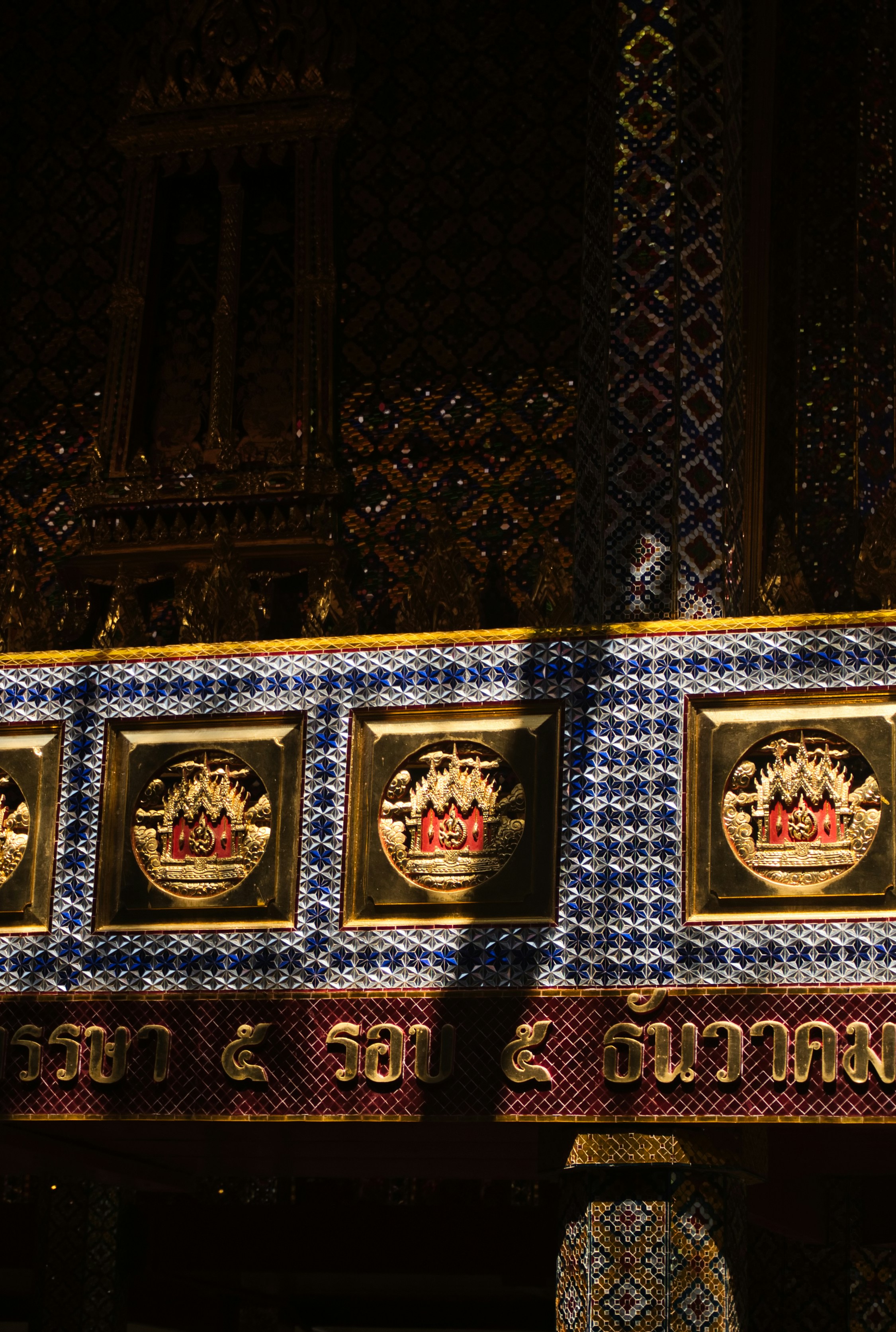 건물에 있는 시계의 클로즈업