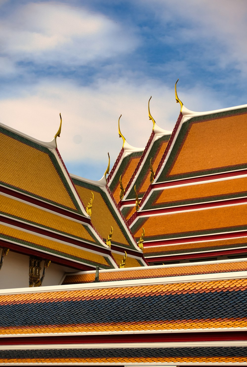the roof of a building that has a lot of yellow and red stripes on it