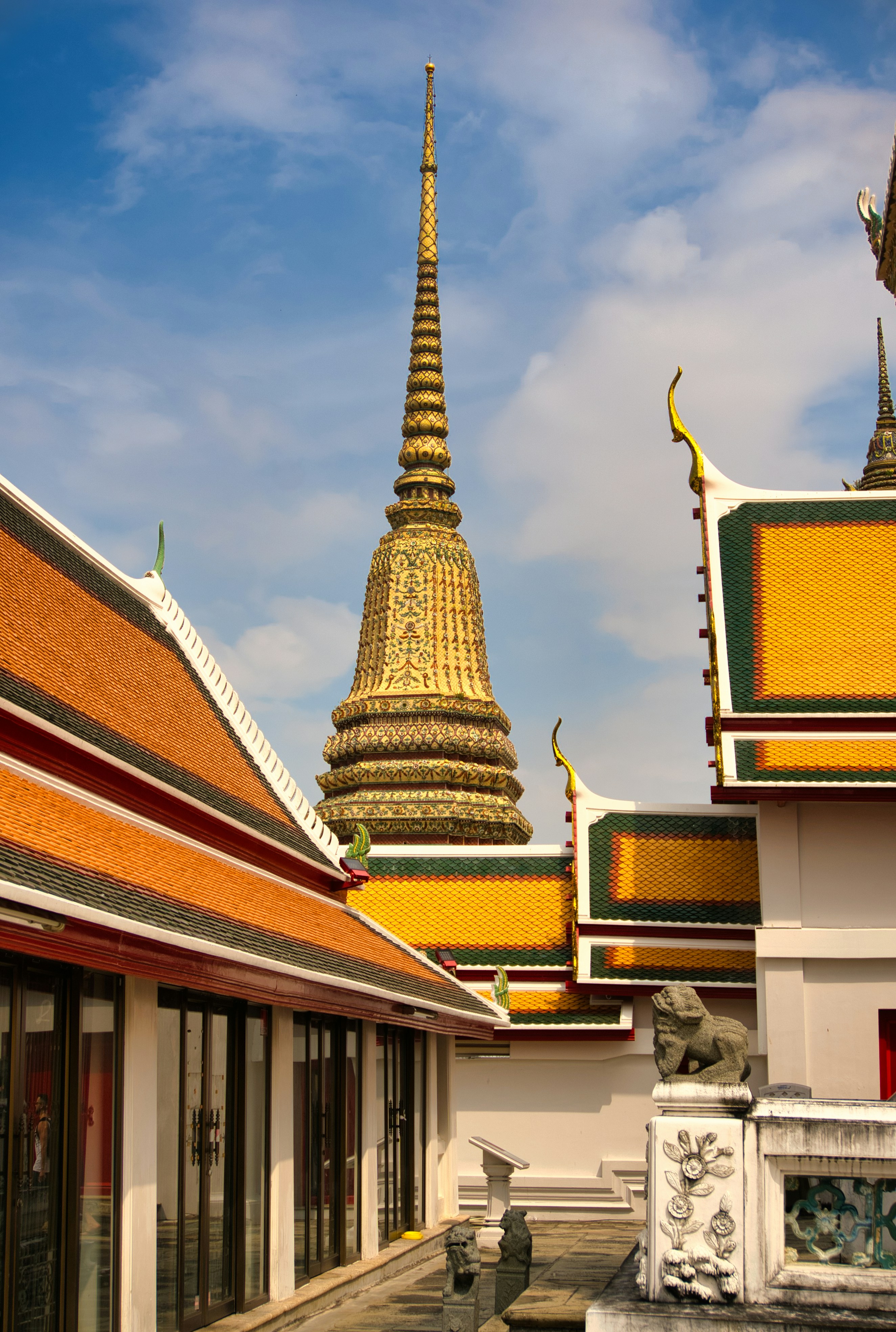 배경에 하늘이 있는 건물들이 줄지어 서 있다