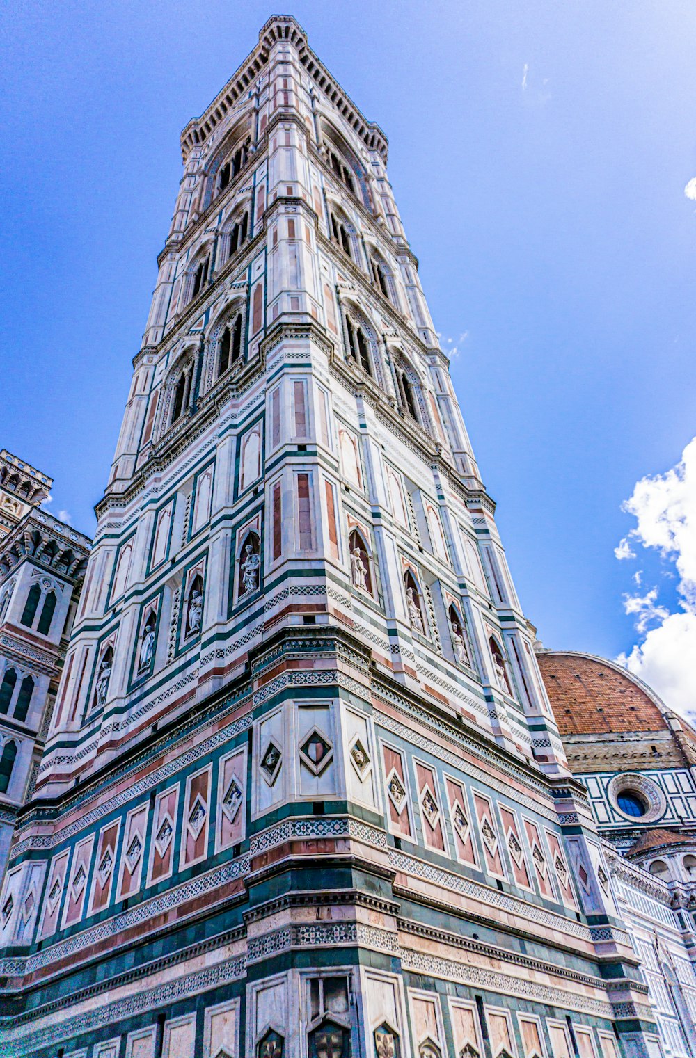 uma torre alta com um relógio no topo dela