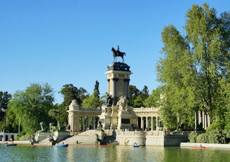 A pond with a statue in the middle of it