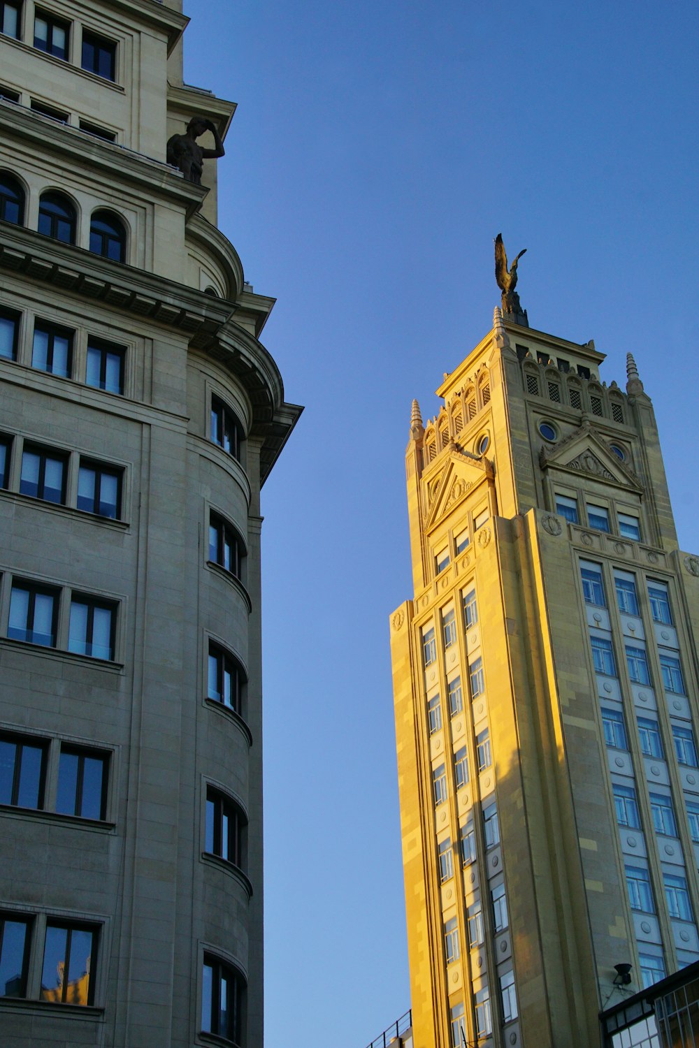 un grand bâtiment avec une horloge sur le dessus