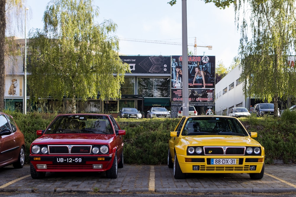 Tre auto colorate diverse parcheggiate in un parcheggio