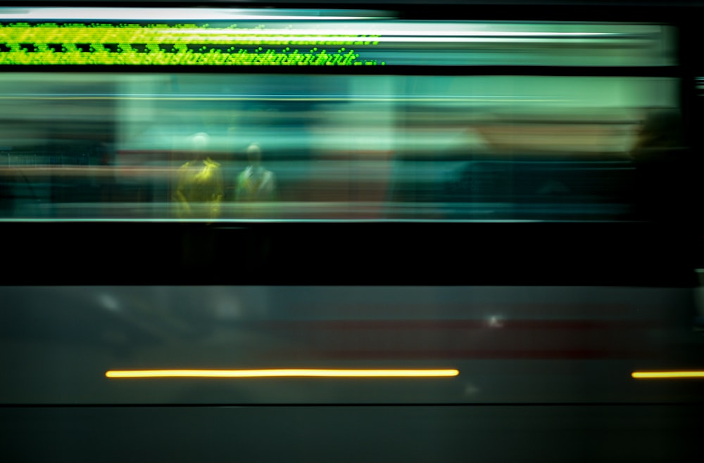 uma foto borrada de um trem de metrô