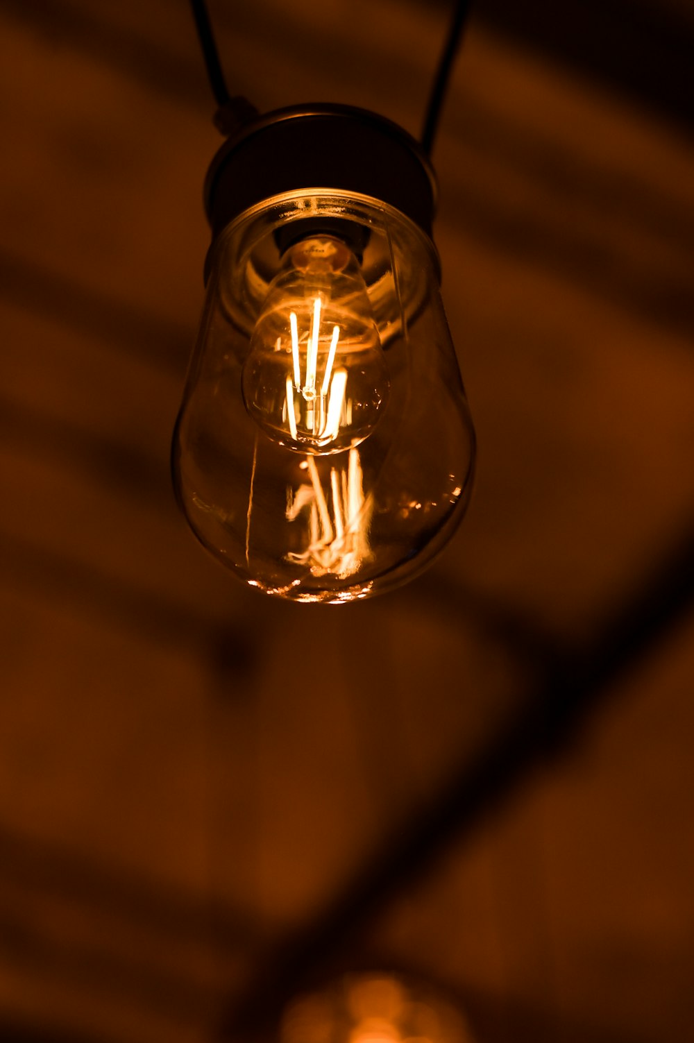 uma lâmpada pendurada em um teto em uma sala