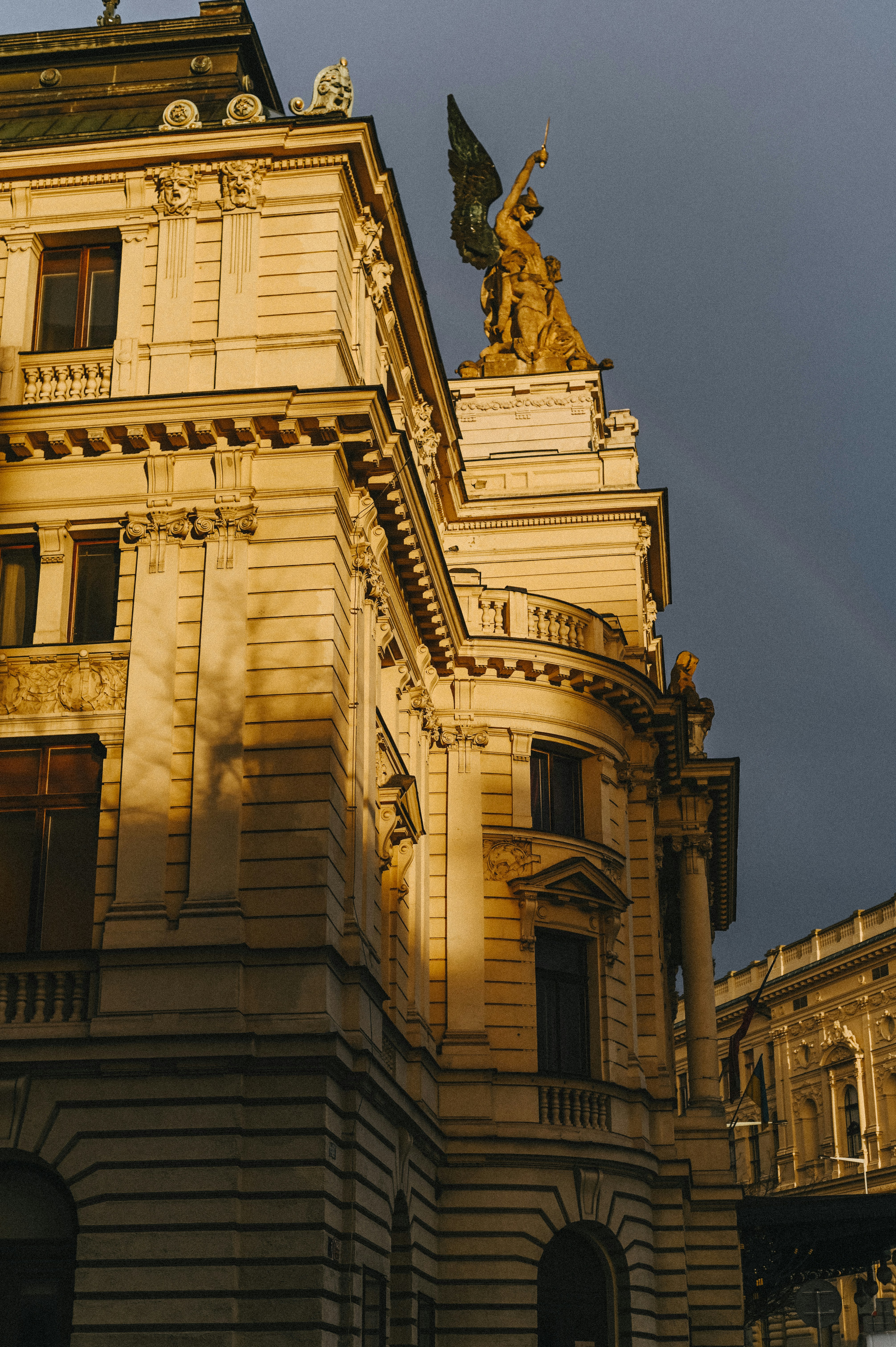 Un edificio con un arco iris al fondo