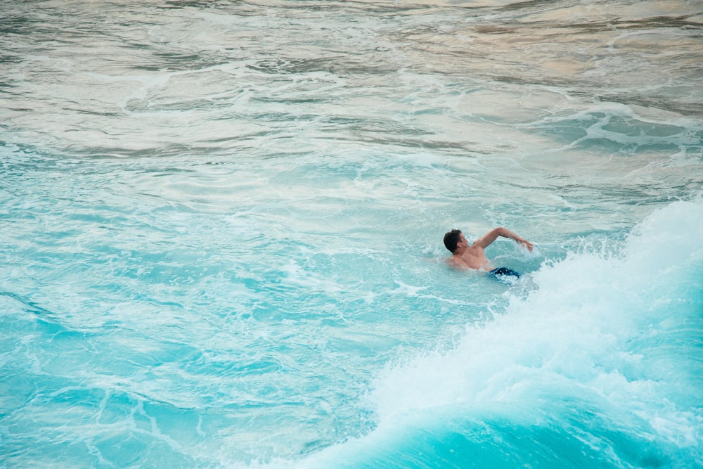 Un hombre montando una ola encima de una tabla de surf