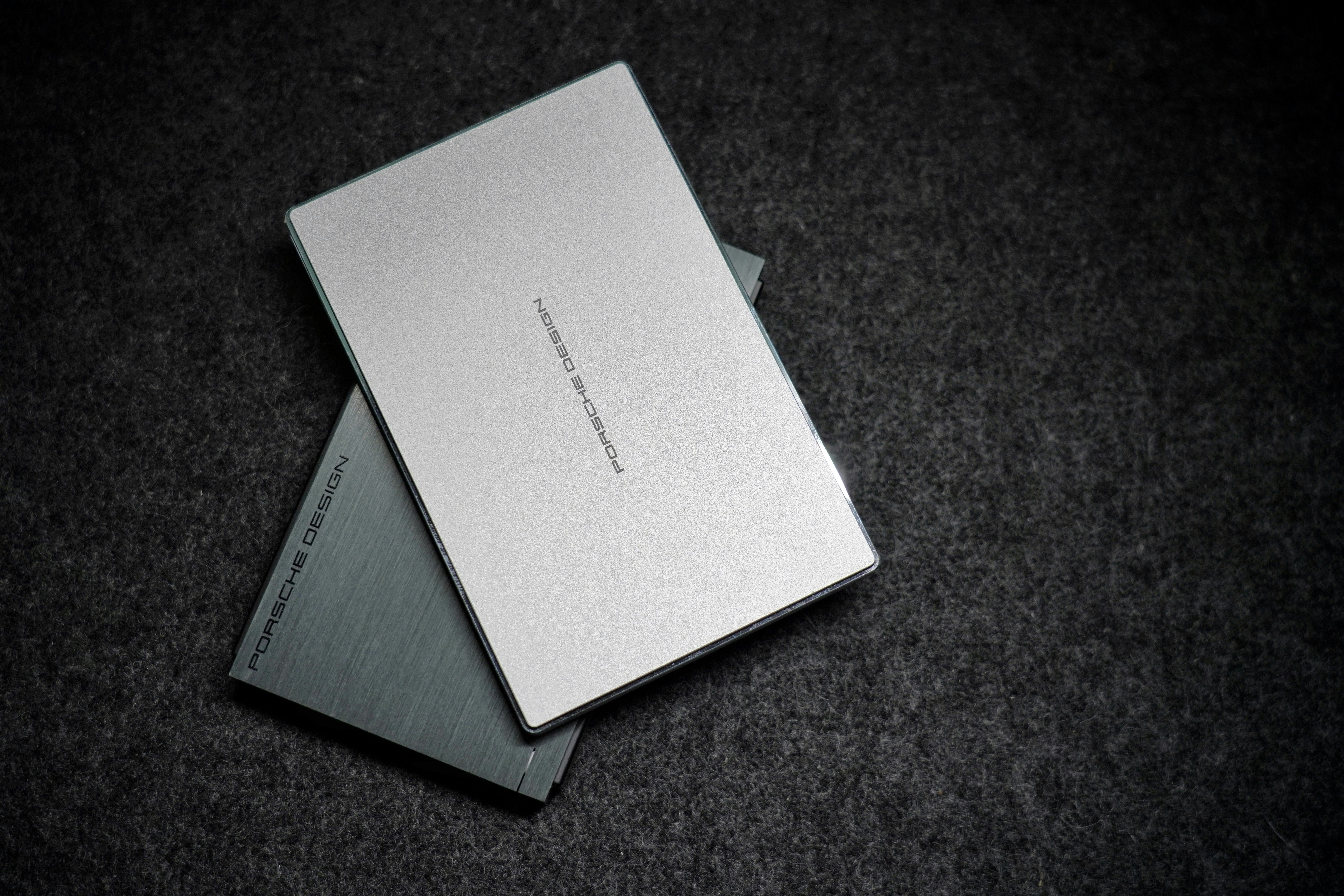 Nahaufnahme eines Metallobjekts auf einer schwarzen Oberfläche