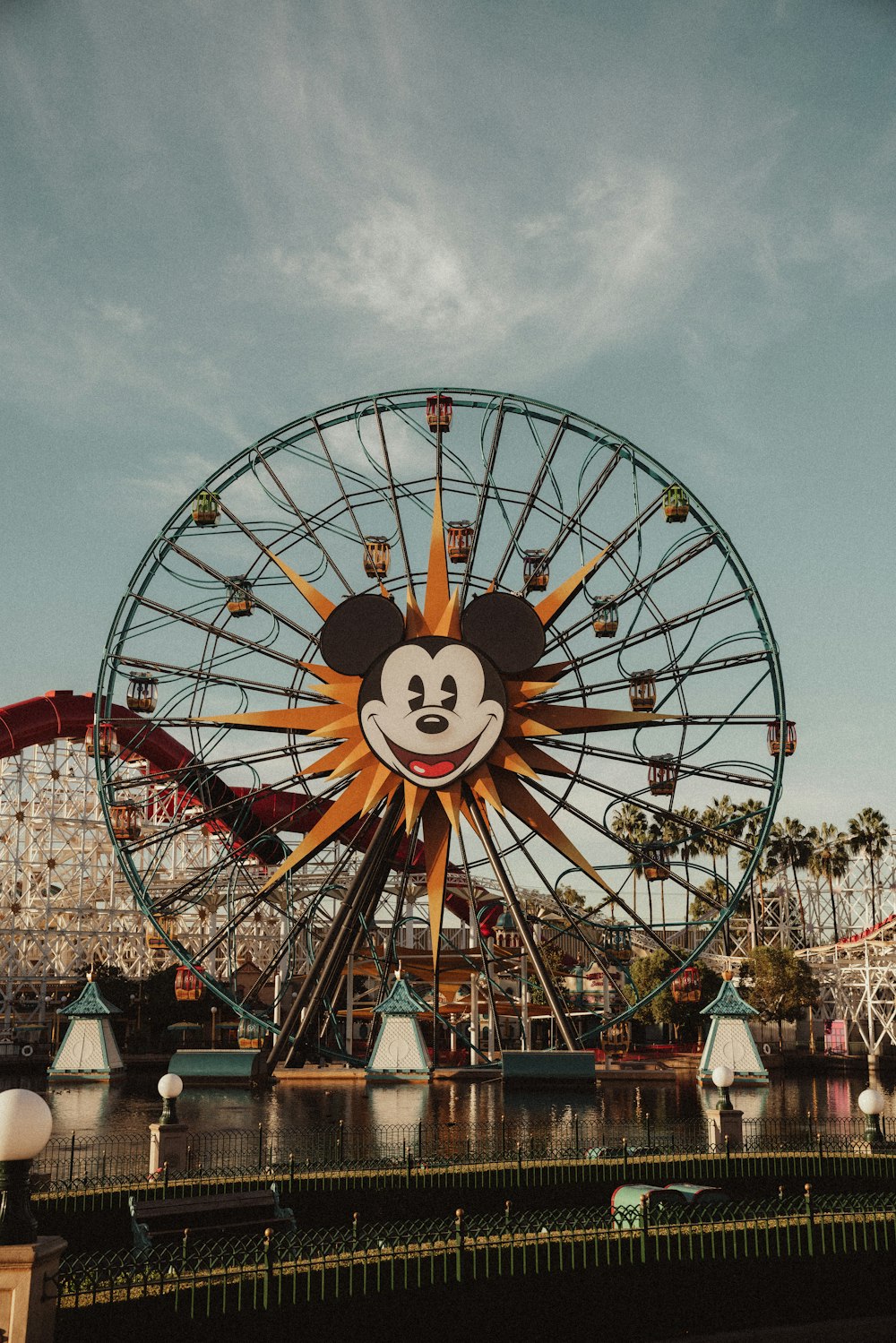 Une grande roue avec un visage de Mickey Mouse dessus