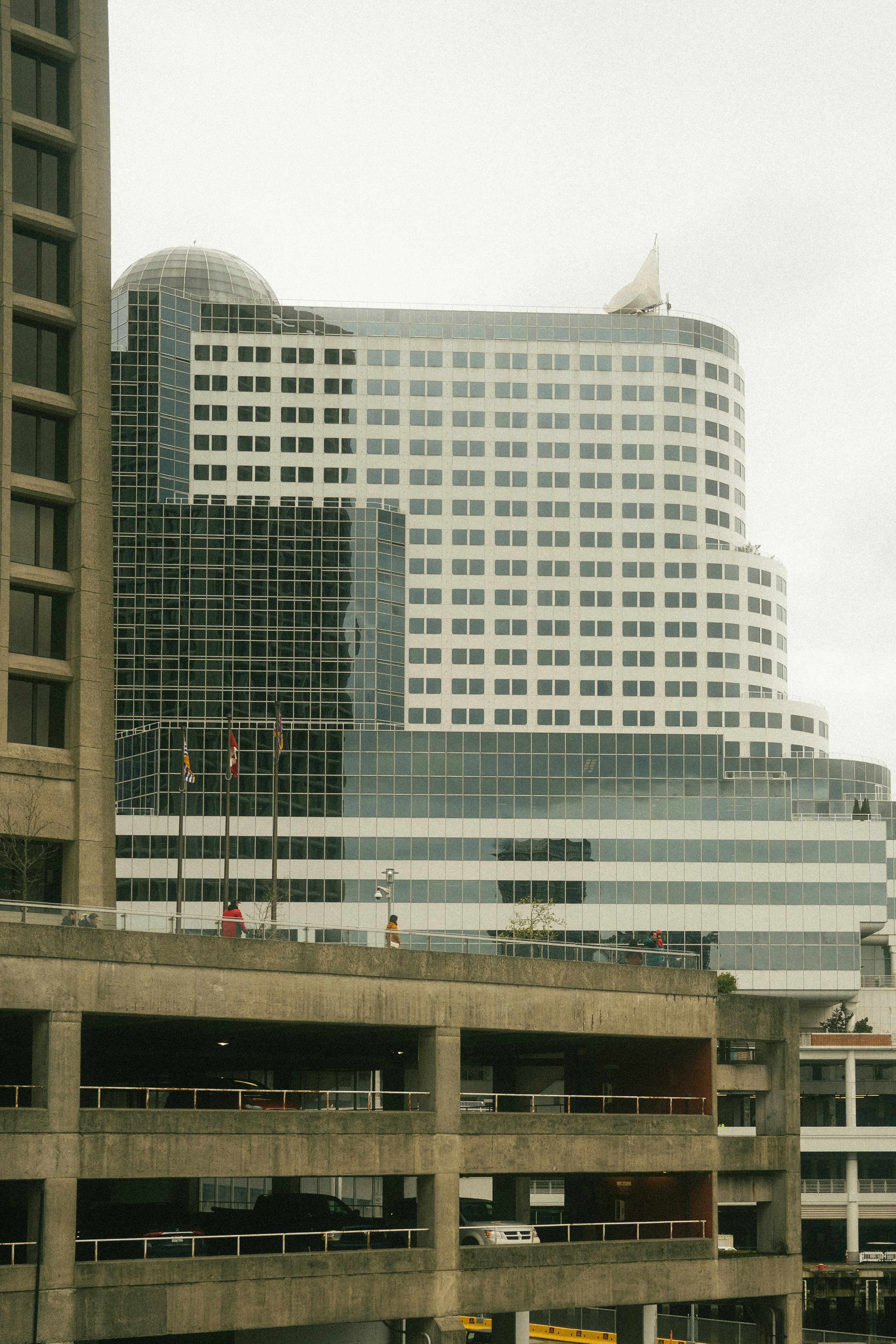 um edifício muito alto sentado ao lado de um edifício muito alto