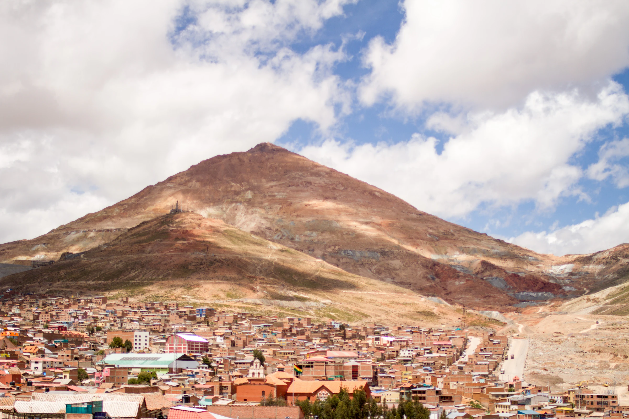 Villa Imperial de Potosí con el Cerro Rico al fondo — la ciudad más alta del mundo a 4.090m, Patrimonio UNESCO de Bolivia