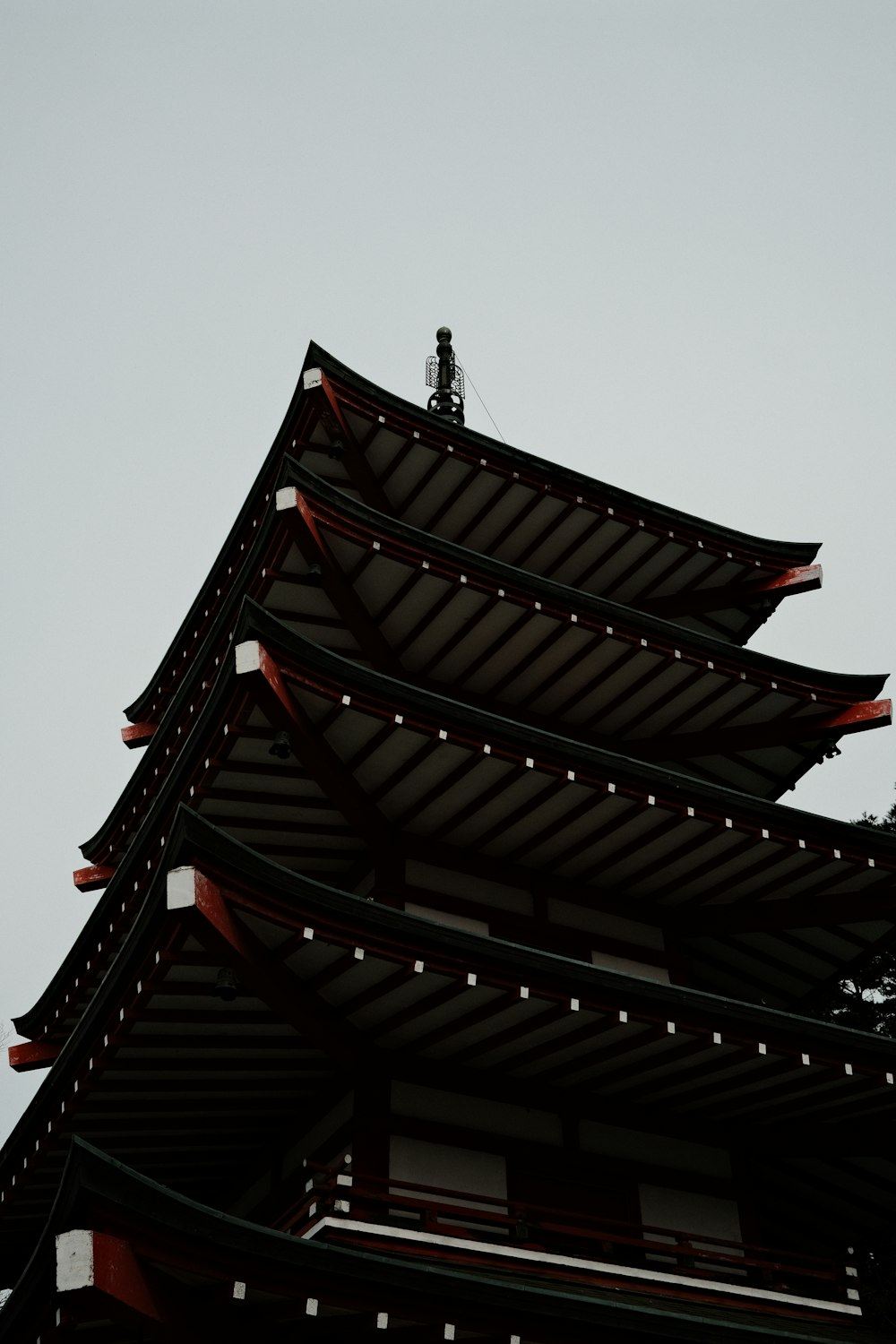 空を背景にした高層ビル