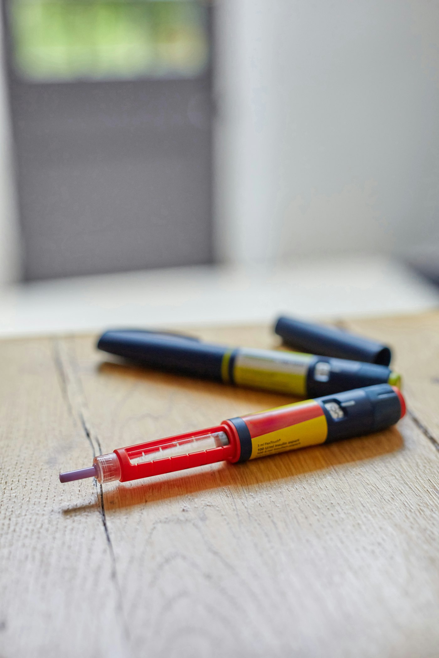 Moderne Injektions-Pens mit sehr feiner Nadel – verschreibungspflichtig und nur in ärztlicher Begleitung; vor Fälschungen aus Online-Quellen wird gewarnt
