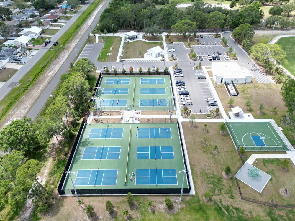 Luftaufnahme eines Tennisplatzes und Parkplatzes