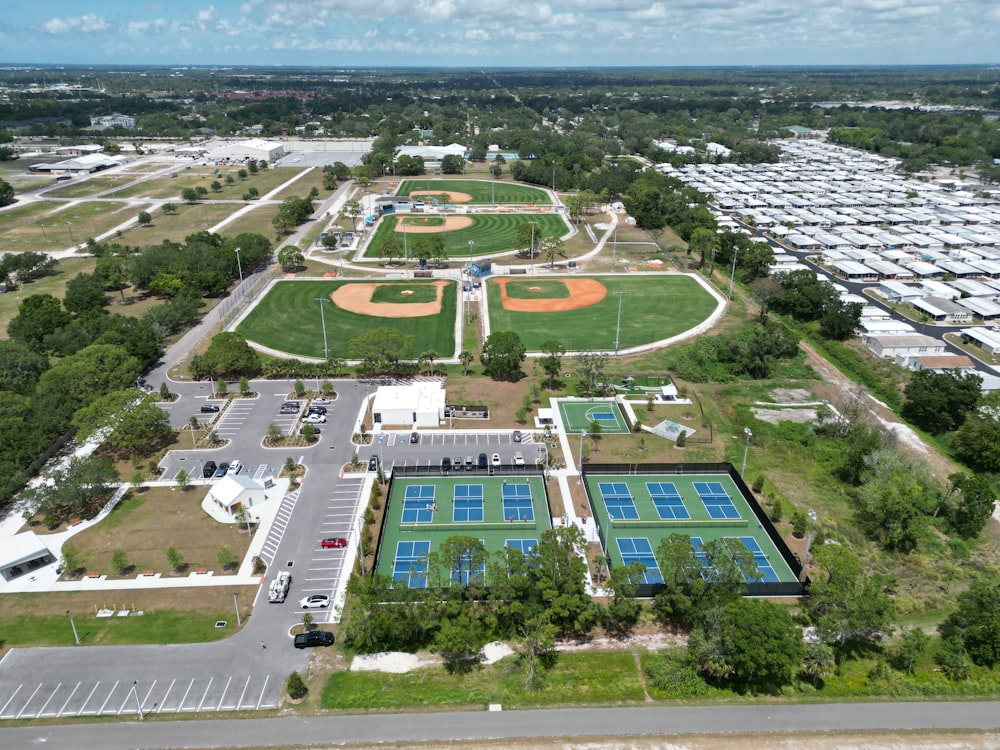 eine Luftaufnahme eines Tennisplatzes und eines Parkplatzes