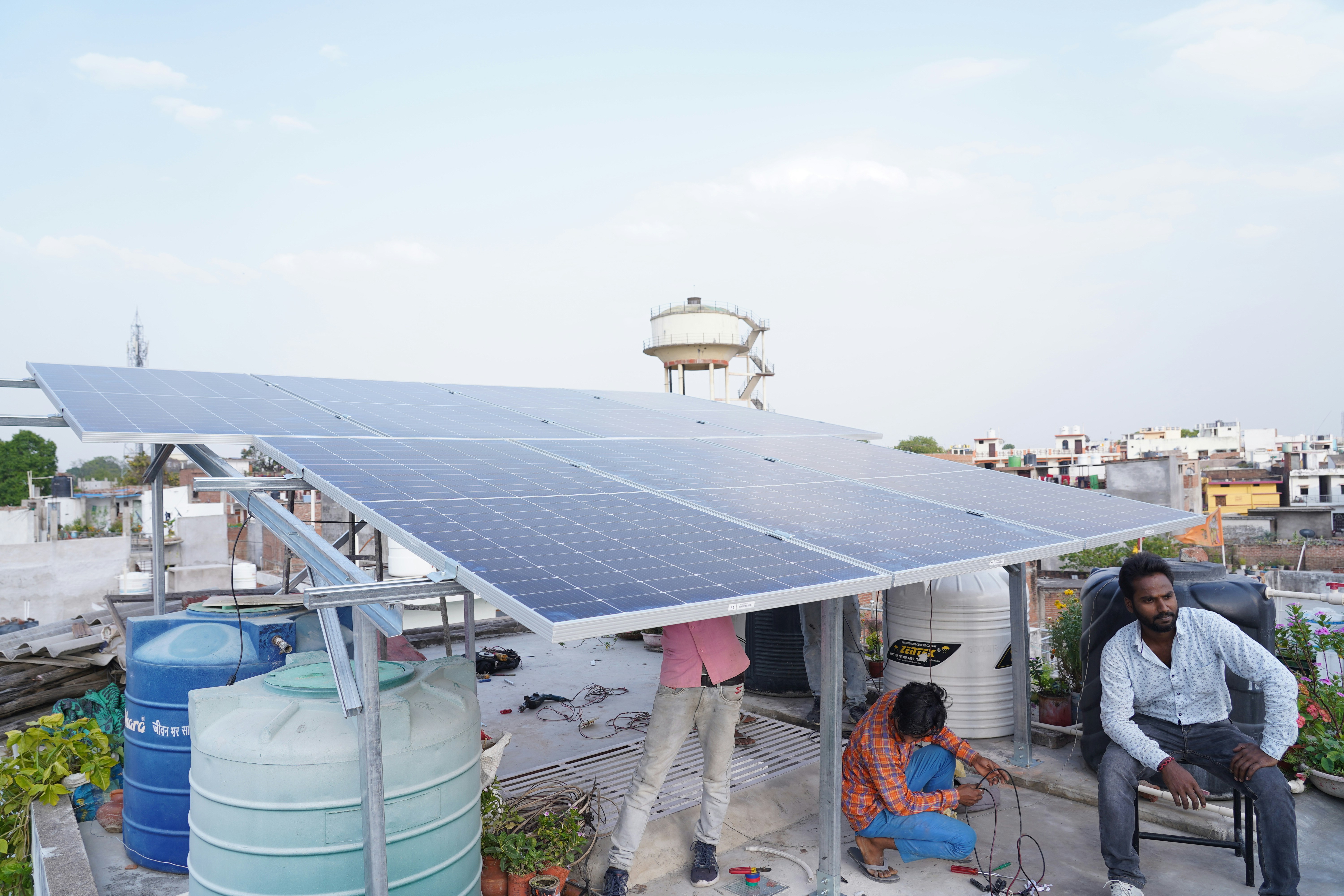 Negocio comercial en Riohacha con instalación solar en el techo, demostrando aplicación comercial