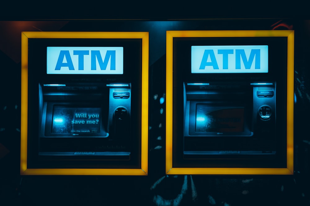 ein paar Geldautomaten, die nebeneinander sitzen