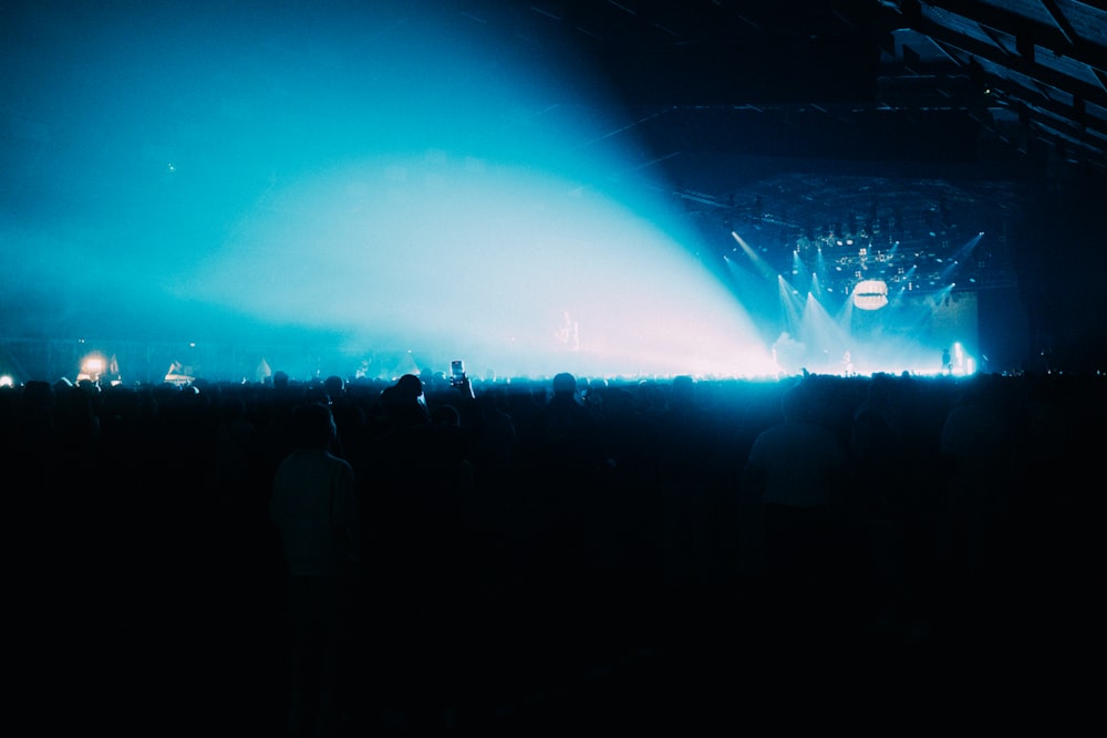 Una folla di persone in piedi in cima a un palco