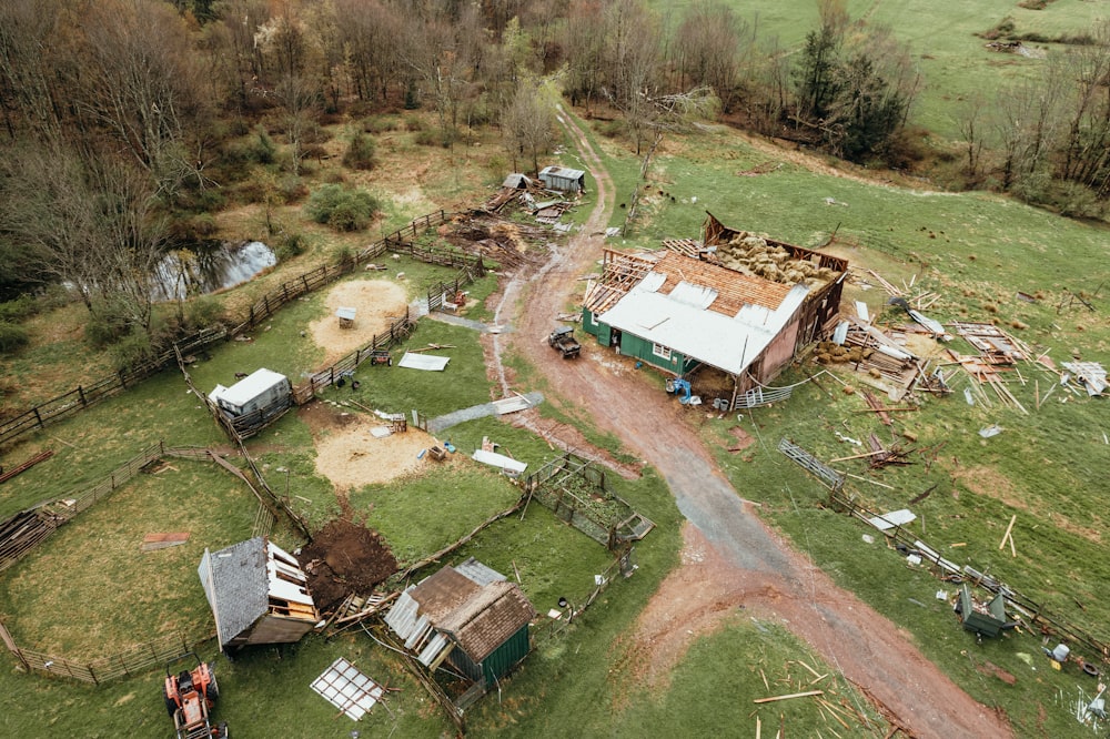 une vue aérienne d’une ferme avec un chemin de terre