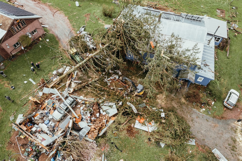 une vue aérienne d’une maison détruite