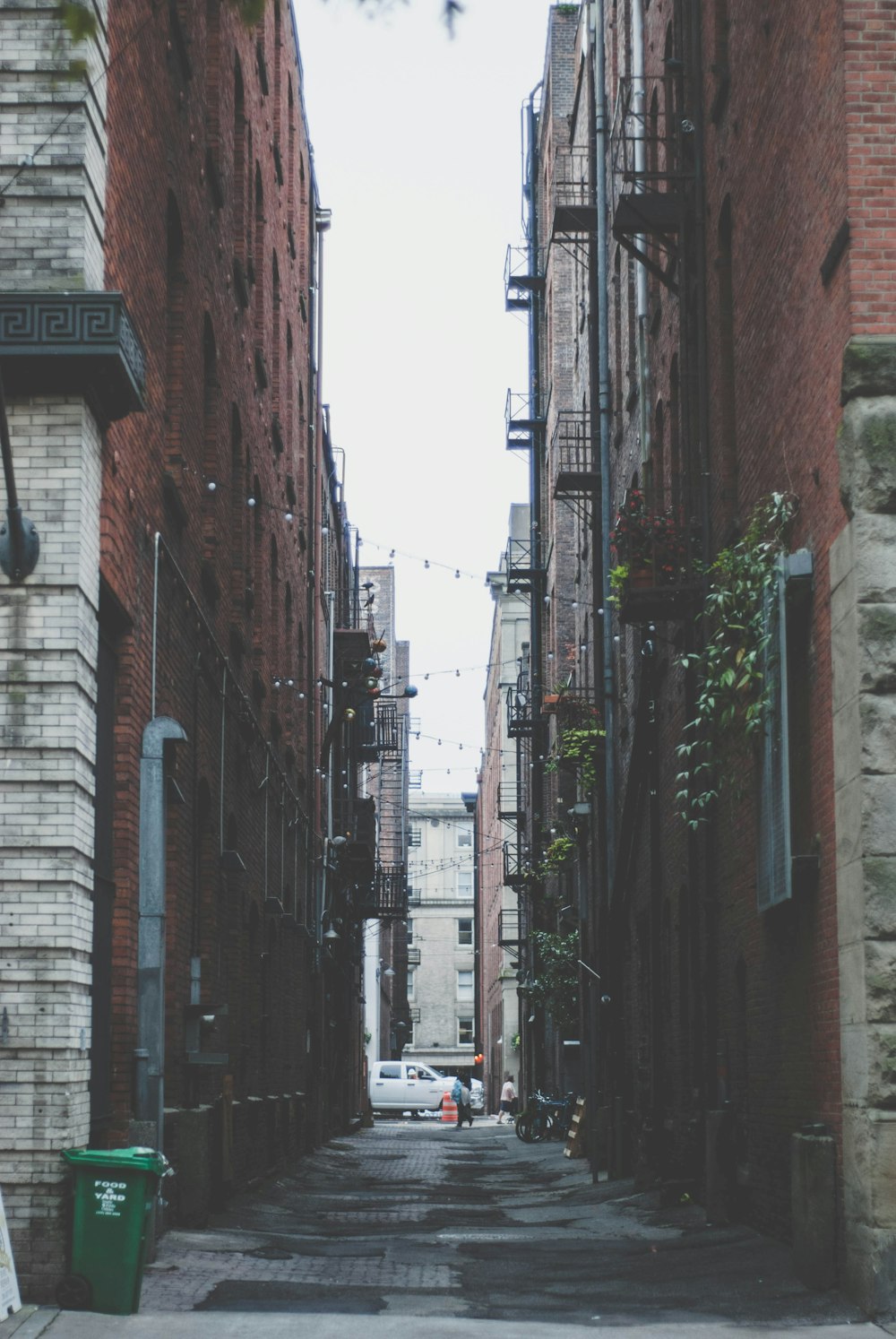 a narrow alley way between two brick buildings