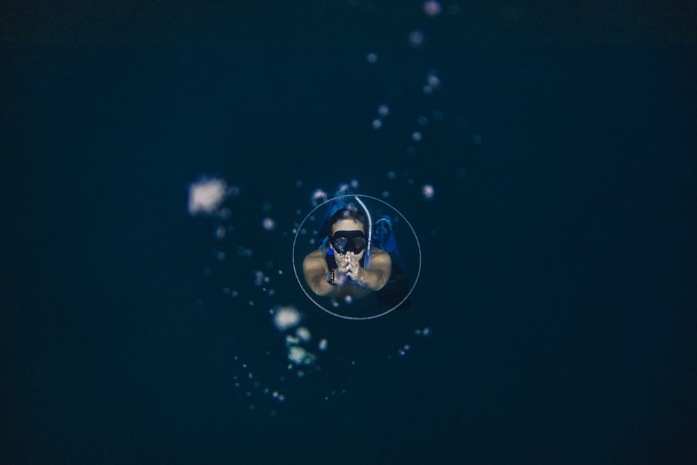 Un hombre con una cámara en la mano en el agua
