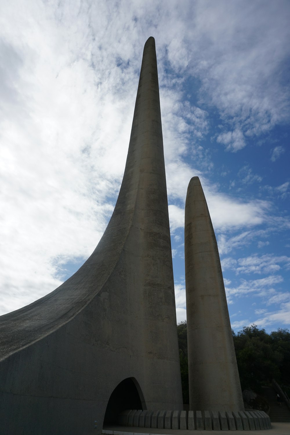 um par de torres muito altas sentadas uma ao lado da outra