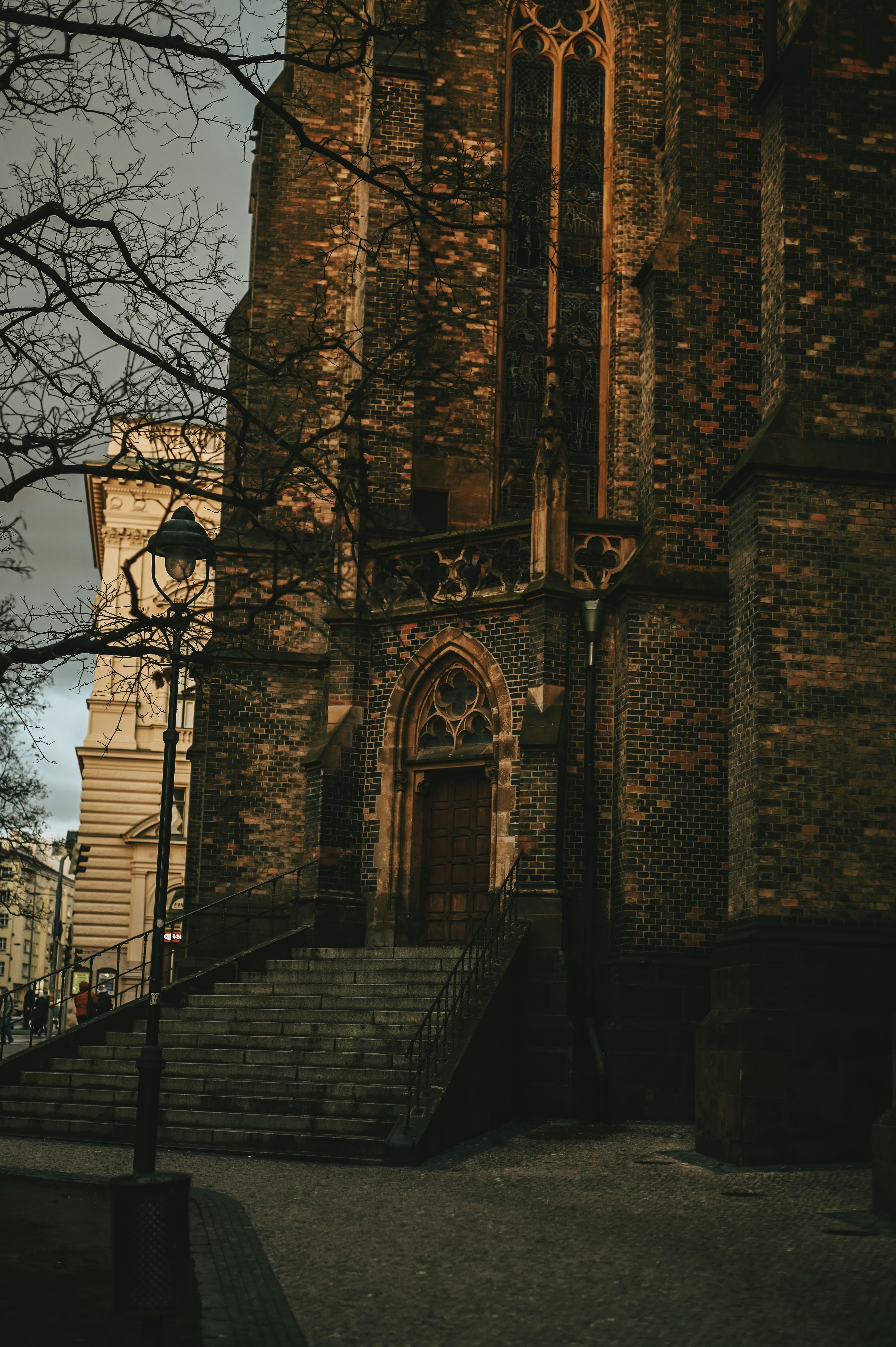 Un edificio alto de ladrillo con un reloj en su lado