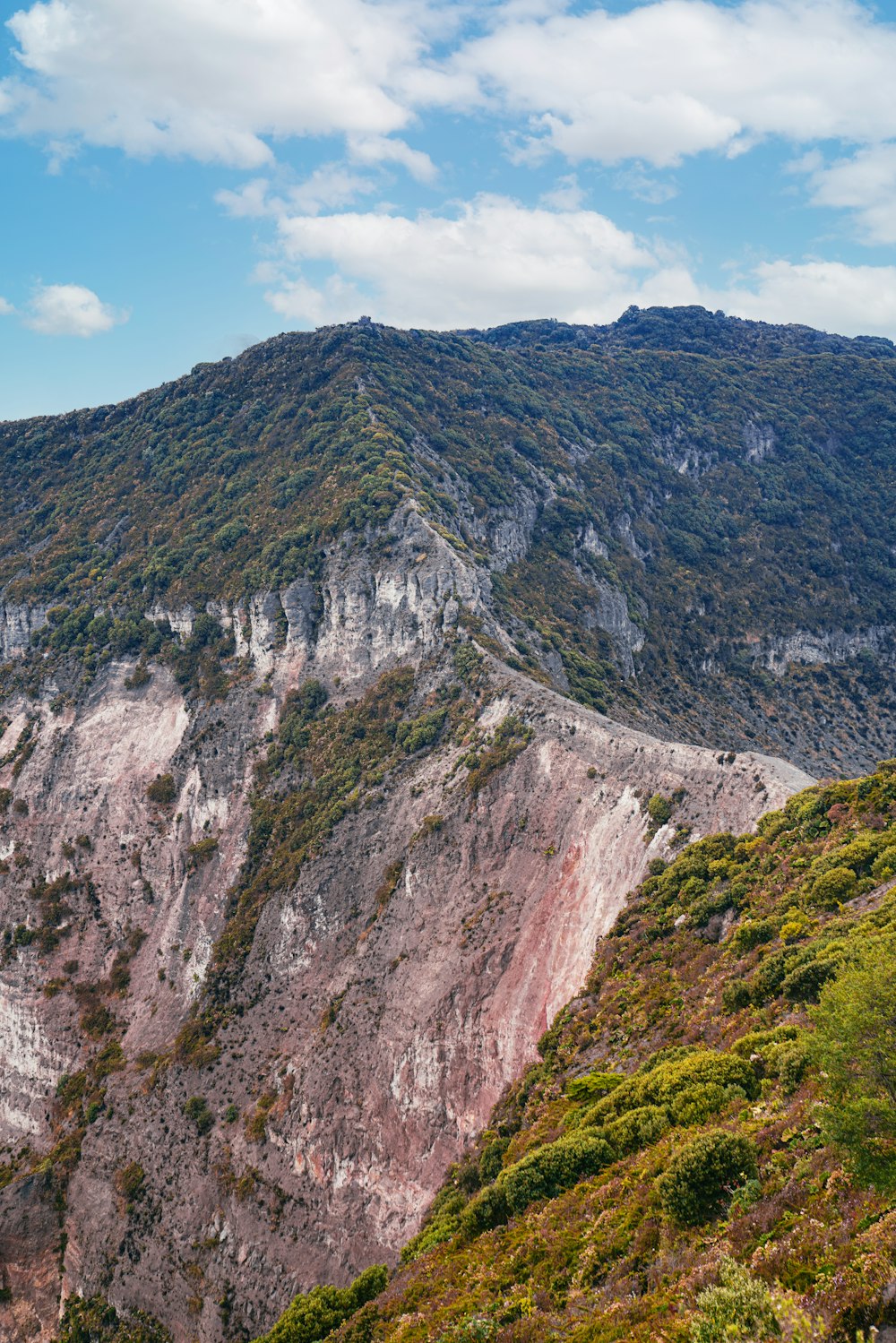 Ein Blick auf einen Berg mit einem sehr hohen Berg im Hintergrund