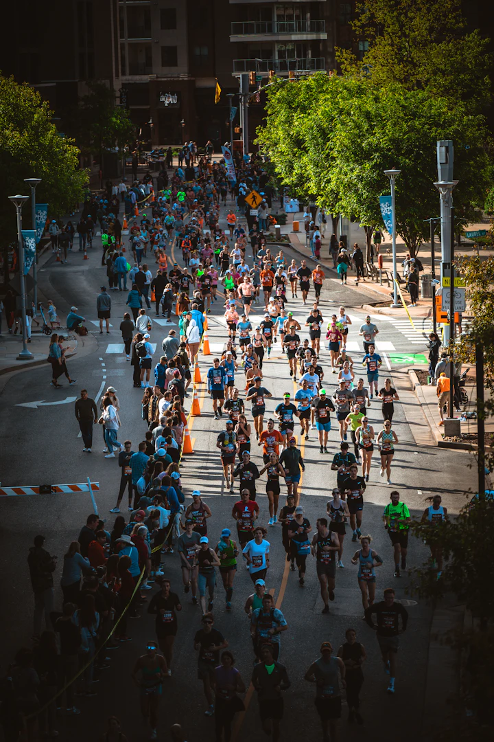 Multidão de corredores numa prova de rua urbana