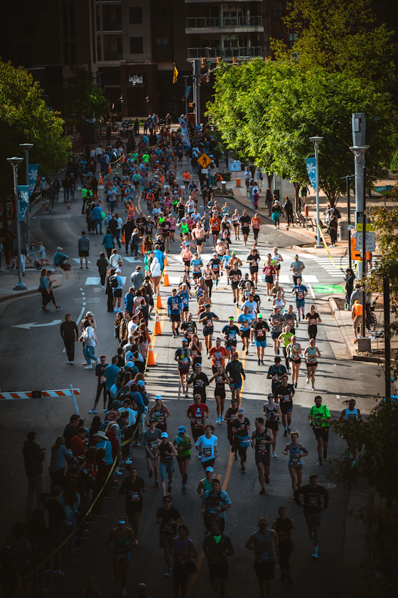 Multidão de corredores numa prova de rua urbana