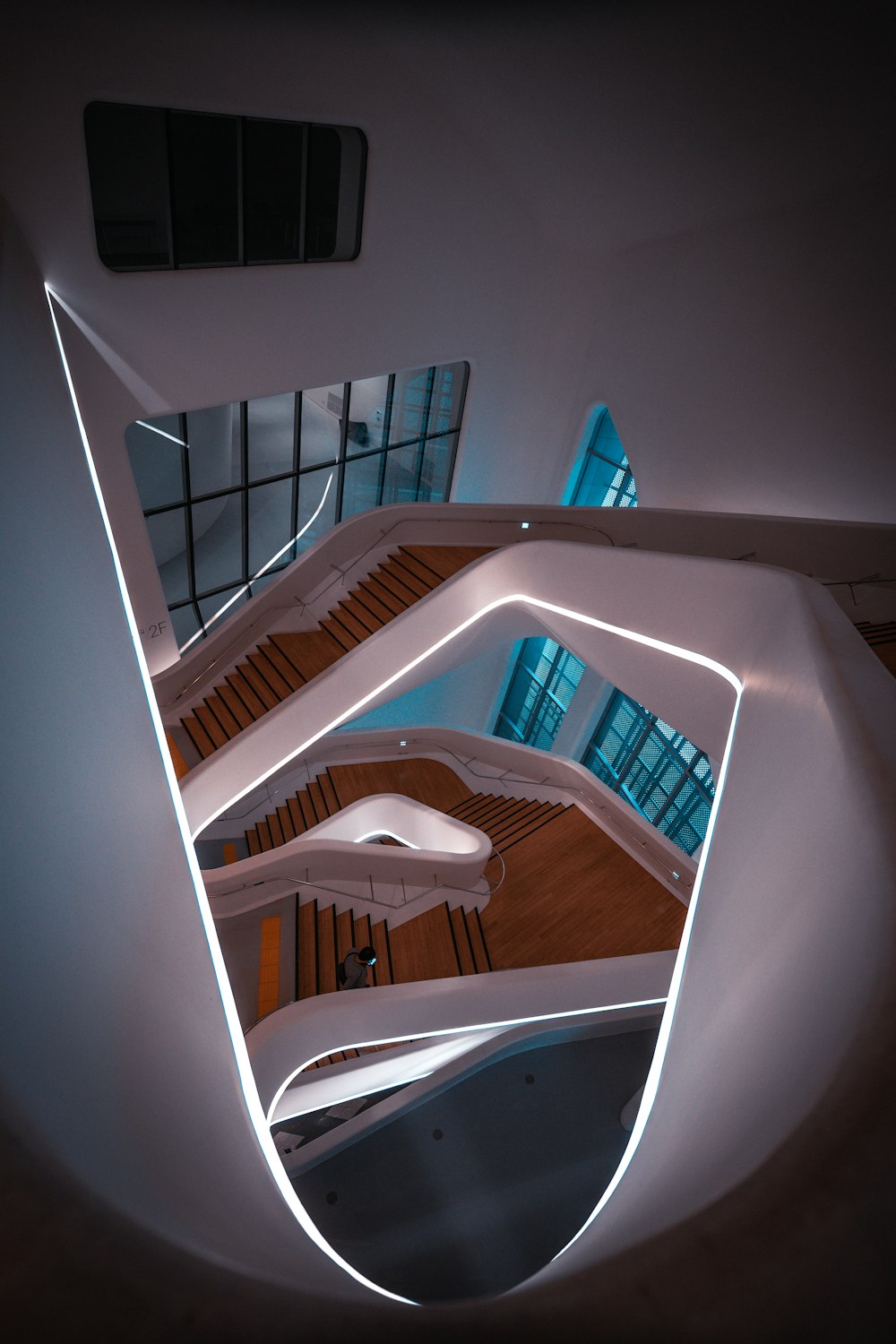 une vue d’un bâtiment du haut de l’escalier