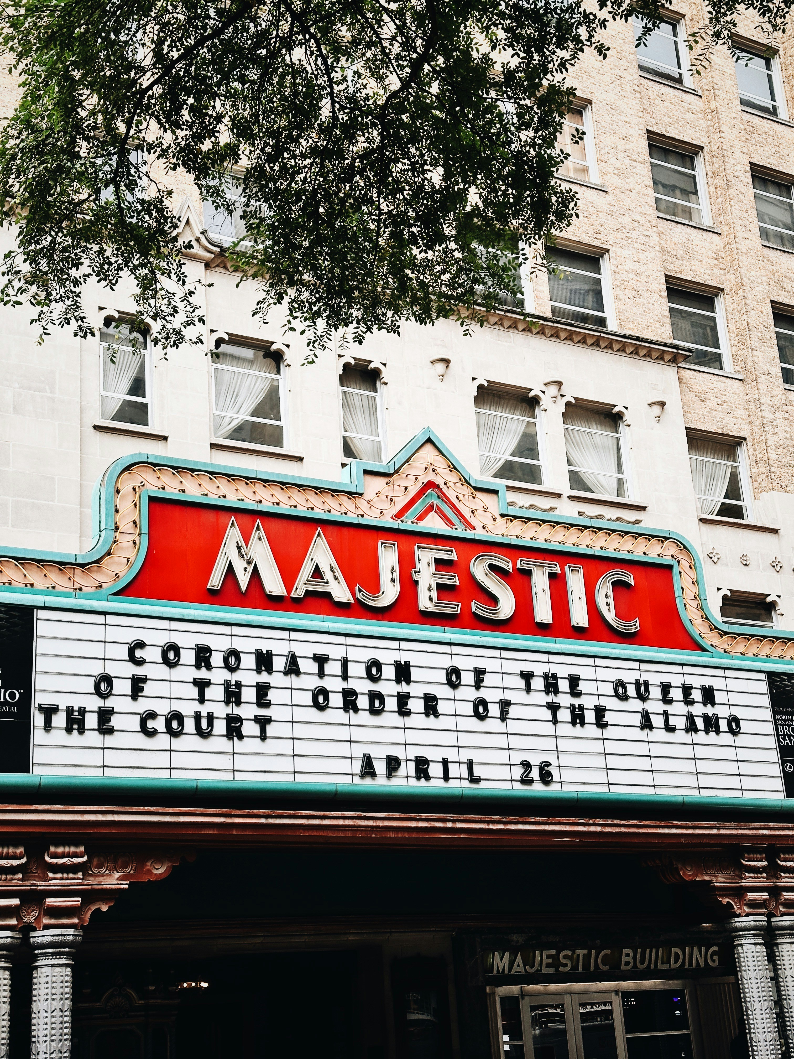 un tendone teatrale con un albero di fronte