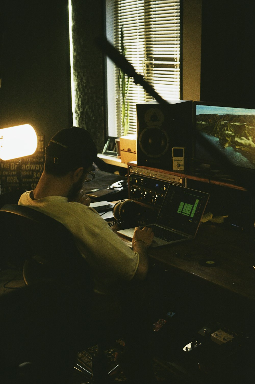 ein mann, der an einem schreibtisch vor einem computer sitzt