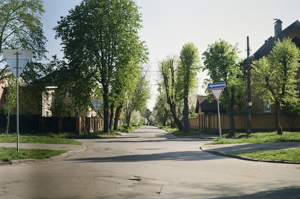 Une rue avec des maisons et des arbres des deux côtés