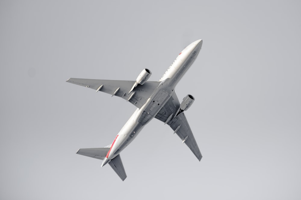 Ein großes Passagierflugzeug, das durch einen grauen Himmel fliegt