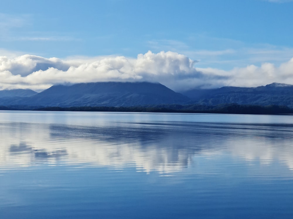 Una gran masa de agua con montañas al fondo