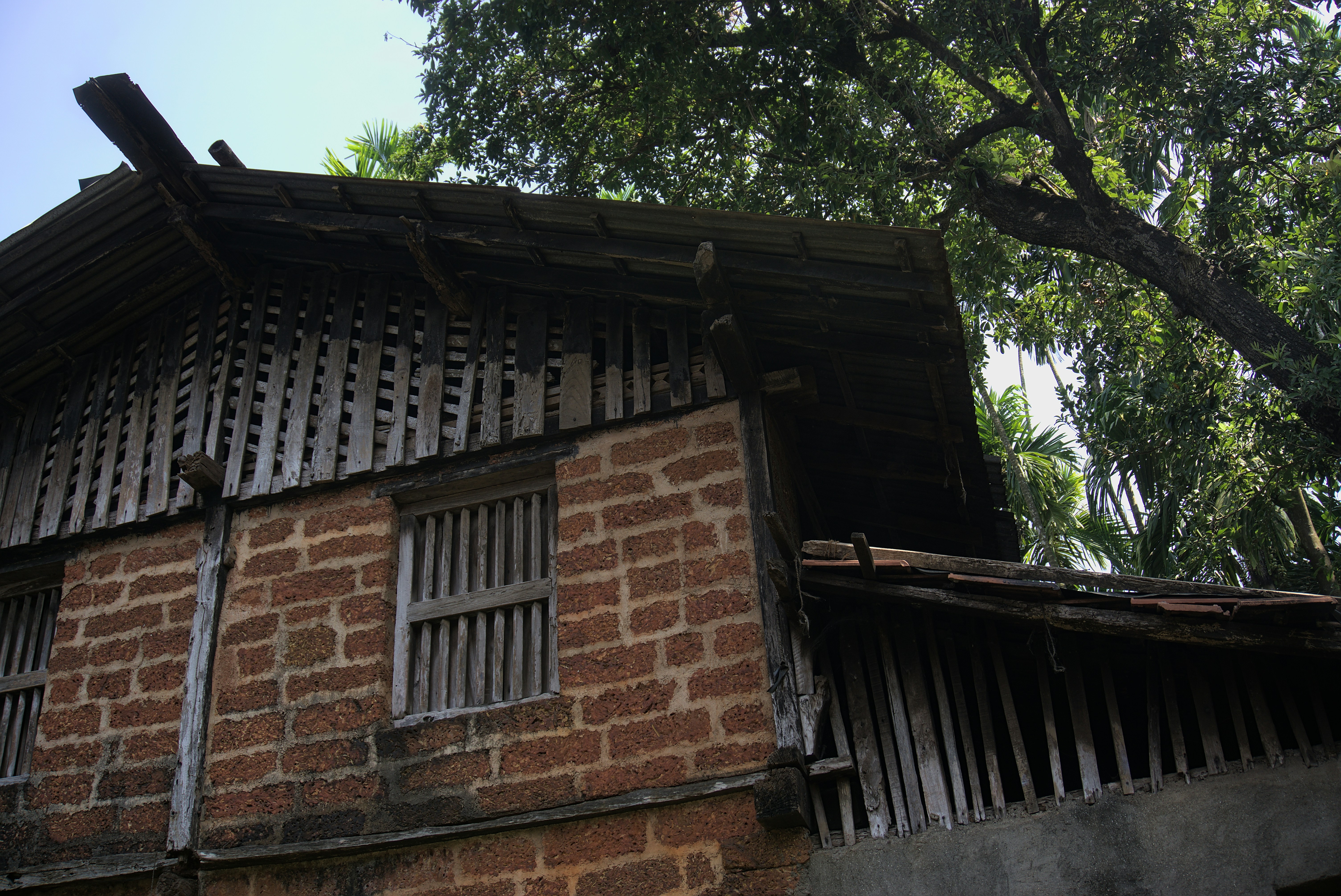Un edificio de ladrillo con un árbol en el fondo