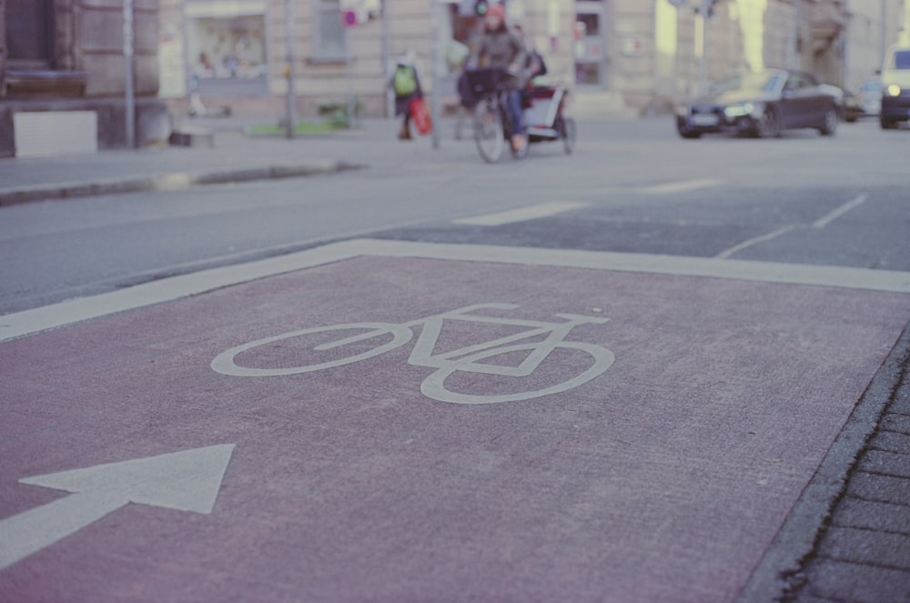 도시 거리의 자전거 도로 표지판