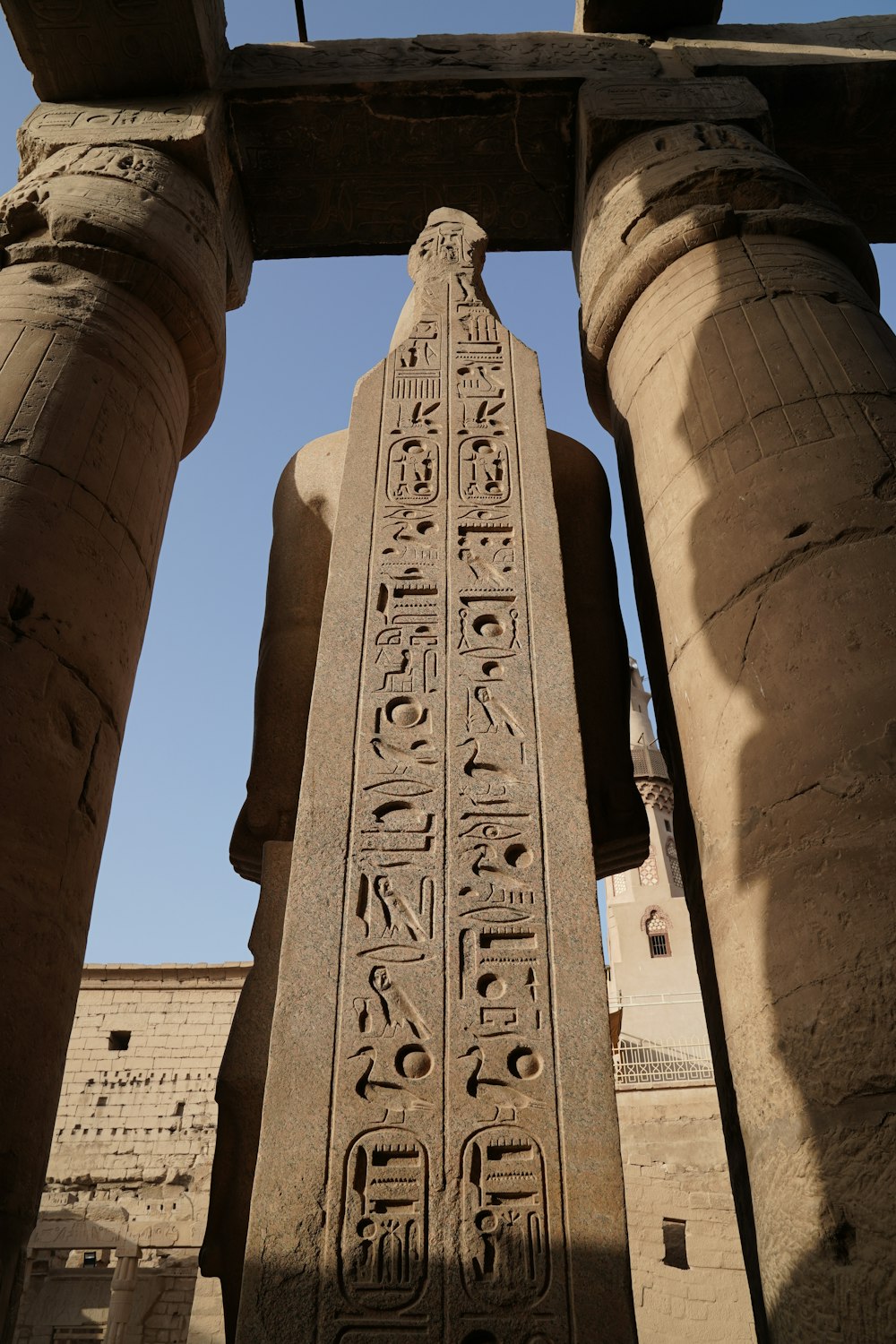 エジプト文字が書かれた背の高い石柱