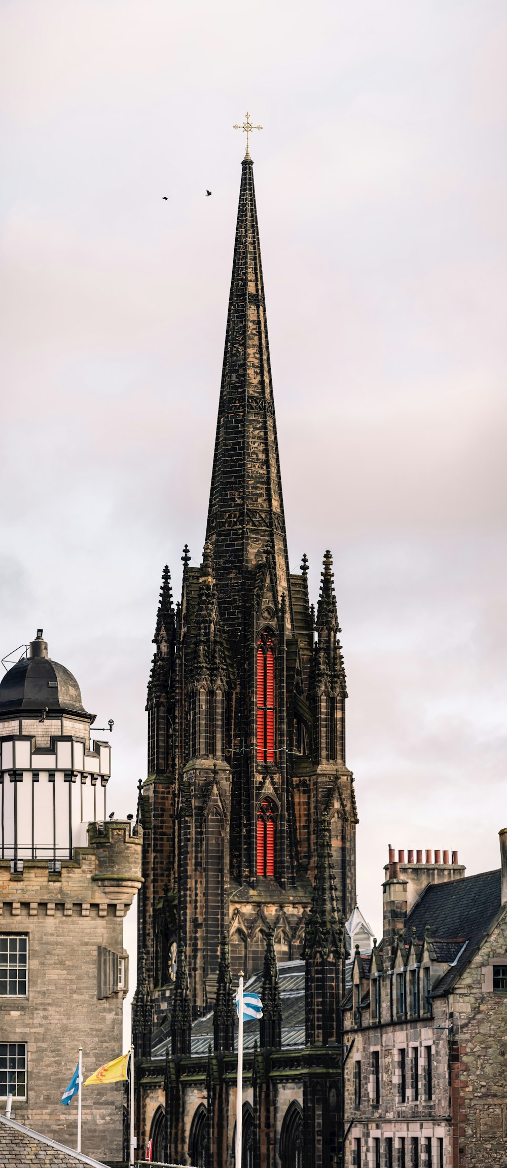 uma torre muito alta com um relógio de lado