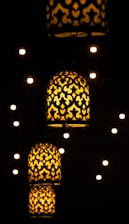 Арт нискоенергийно осветление, проектирано от Хеджи Уайлдър, което осветява тераса в Пловдив през но