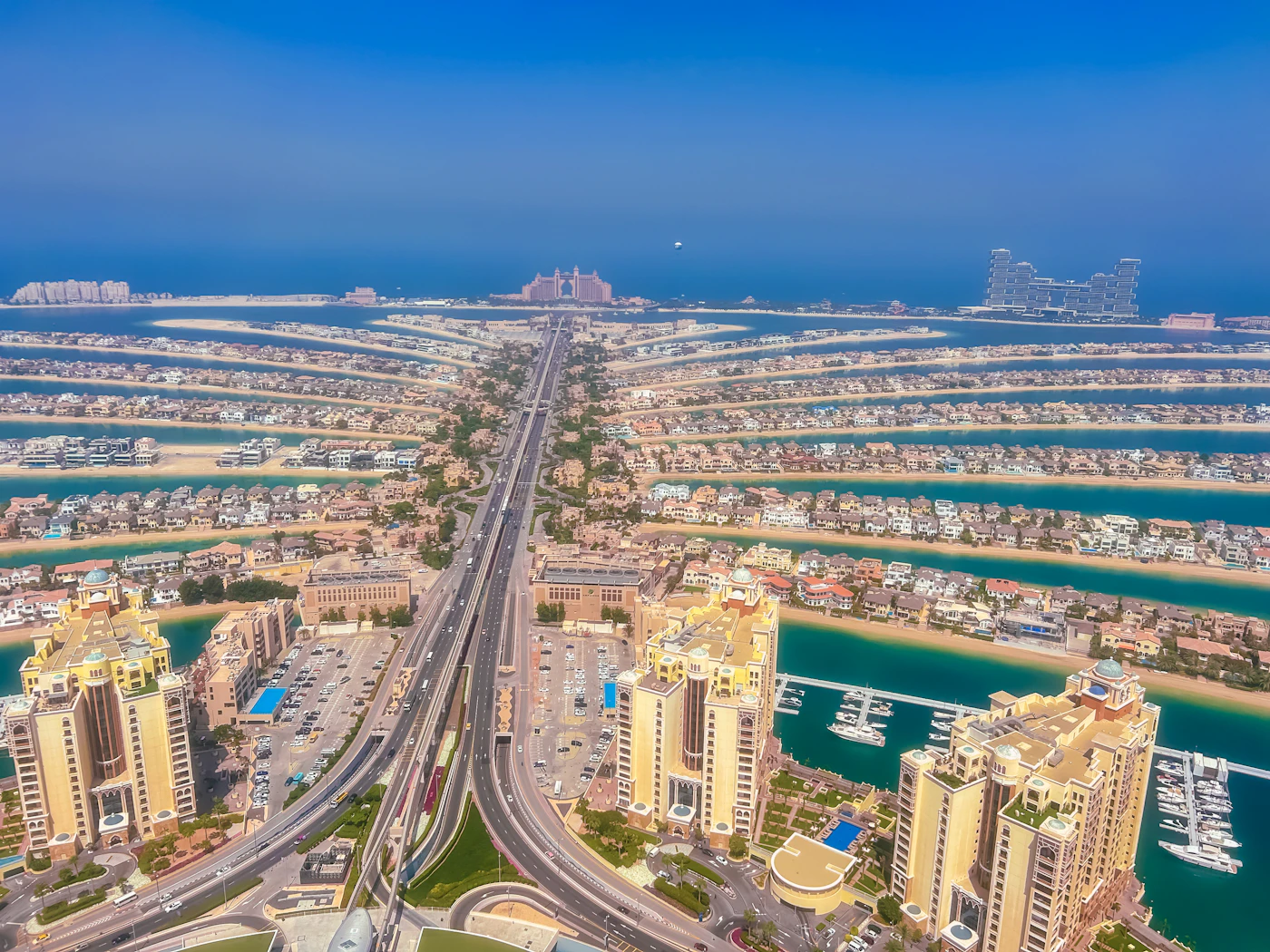 Palmenwedel von Palm Jumeirah mit Villen und Meer aus der Luft