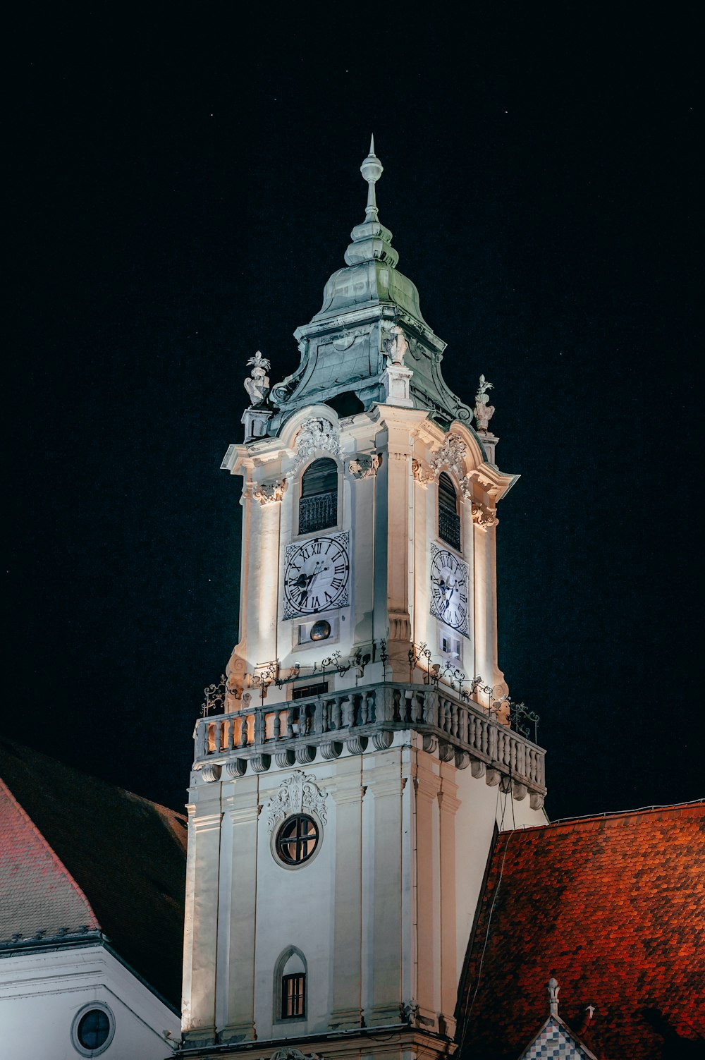 un'alta torre dell'orologio con un orologio su ciascuno dei suoi lati