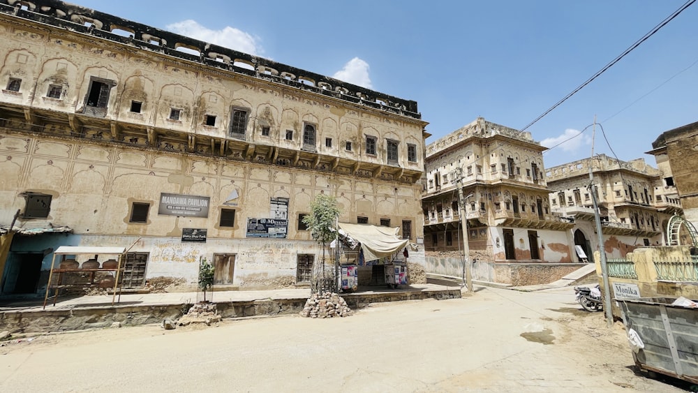 an old building with a lot of windows and balconies