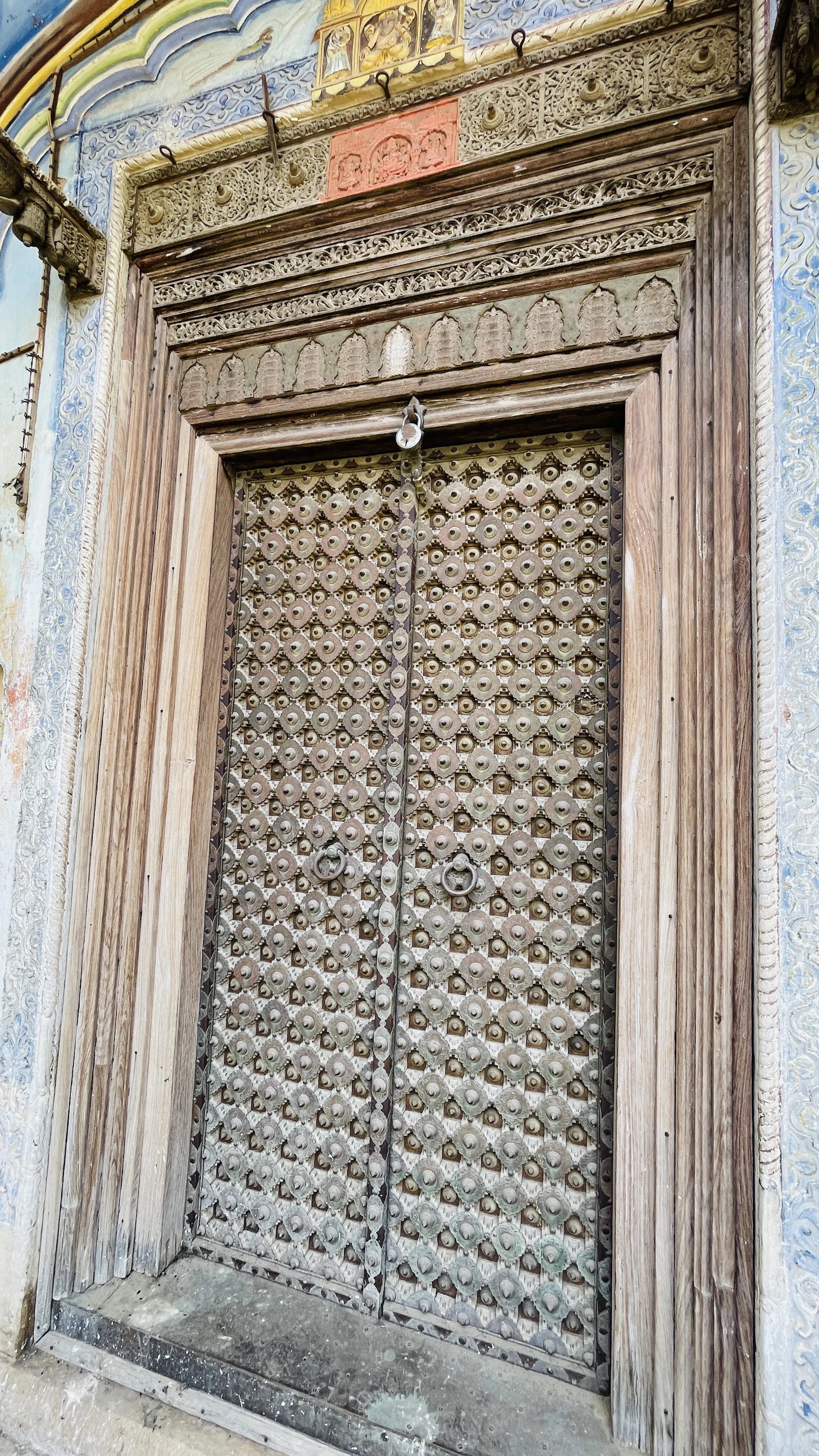 Ornately carved wooden haveli door, Mandawa, Rajasthan